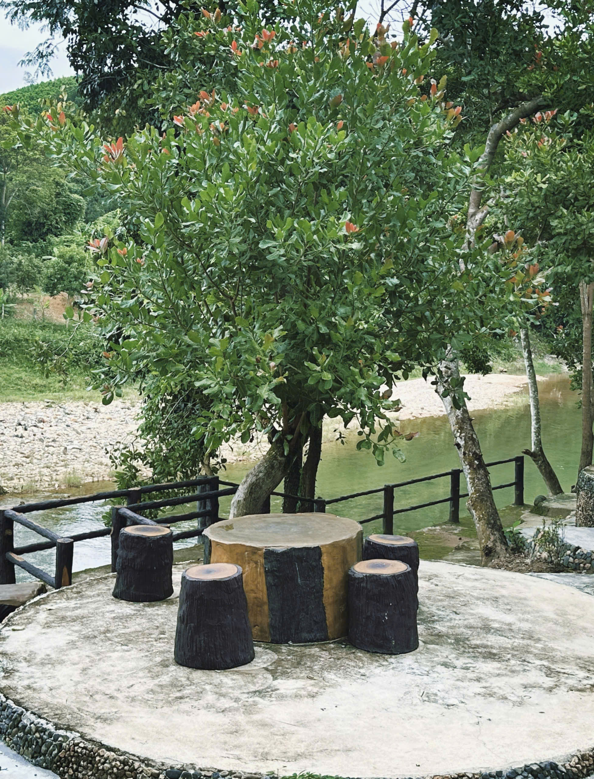 Bàn ăn ngoài trời view suối đá