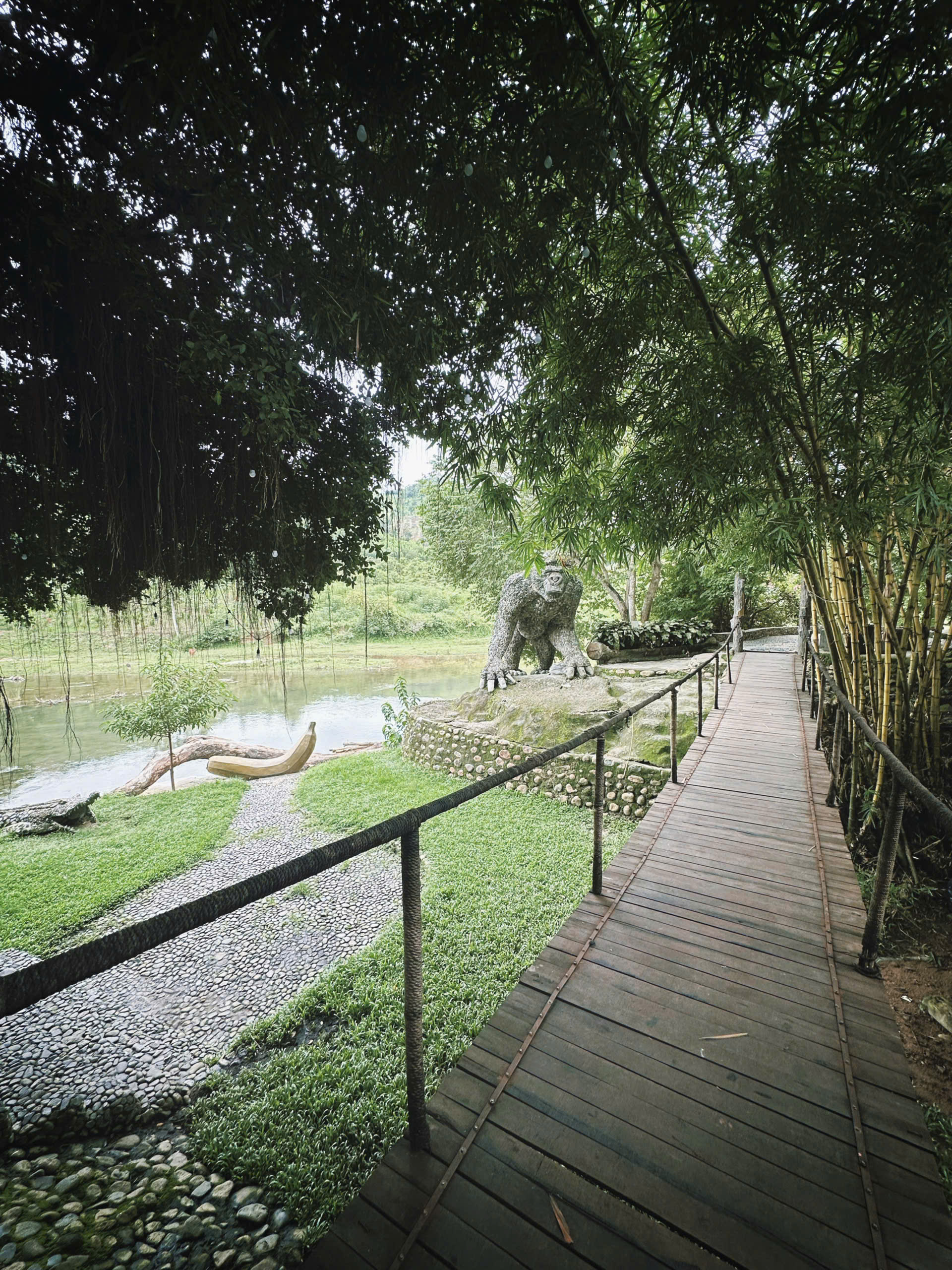 Ghế đá bên suối thư giãn