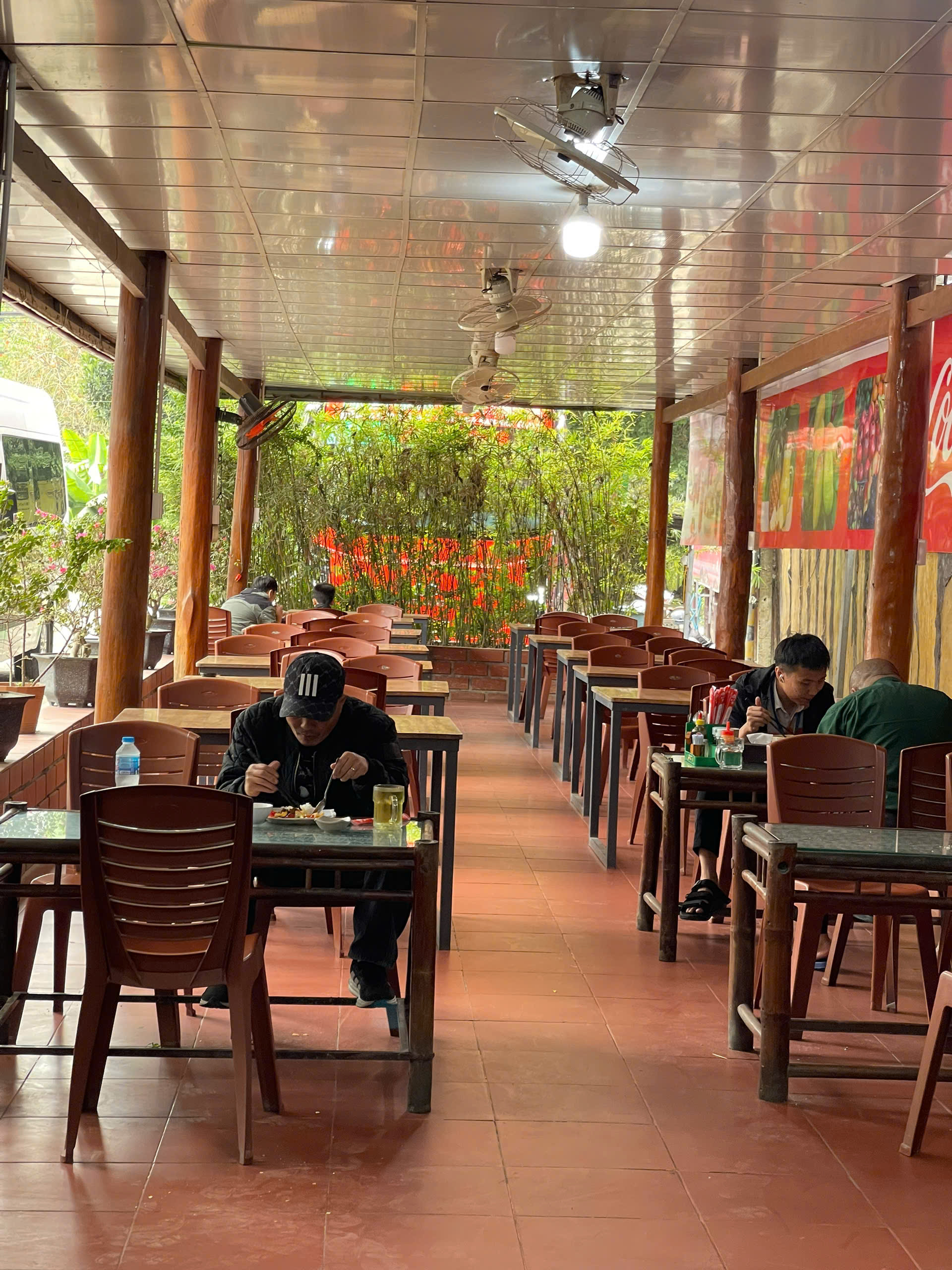 Thực khách dùng bữa tại nhà hàng